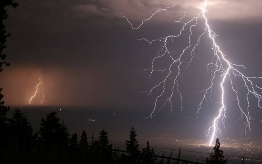 Στο έλεος της κακοκαιρίας ολόκληρη η χώρα: Κατολισθήσεις έκλεισαν την παλιά Εθνική Οδό – Που θα «χτυπήσουν» σήμερα τα φαινόμενα